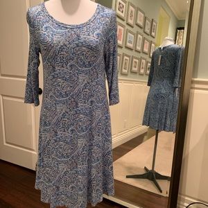 Small blue paisley scoop-neck 3/4 sleeve Vi!Show dress with pockets.